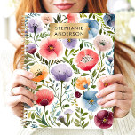 Der lebendige Garden Watercolor Individuelle Name Planer<br><div class="desc">Dieses fröhliche Design präsentiert einen blühenden Garten mit Aquarellblumen in verschiedenen Farben, darunter Rot, Rosa, lila, Orange und Blau. Die zarte Vegetation verleiht dem Ganzen einen besonderen Charme, während die goldene Namensschild eine personalisierte Touch bietet. Ideal für Studierende, Profis oder alle, die farbenfrohe und künstlerische Lieben haben. Ideal, um Aufgaben...</div>