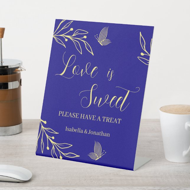 Der Leckerei-Tisch mit Goldblütenblumen Sockelschild (In SItu)