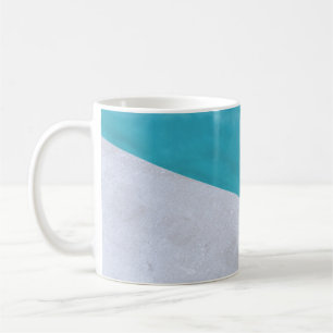 Der leere graue Boden am Pool Kaffeetasse