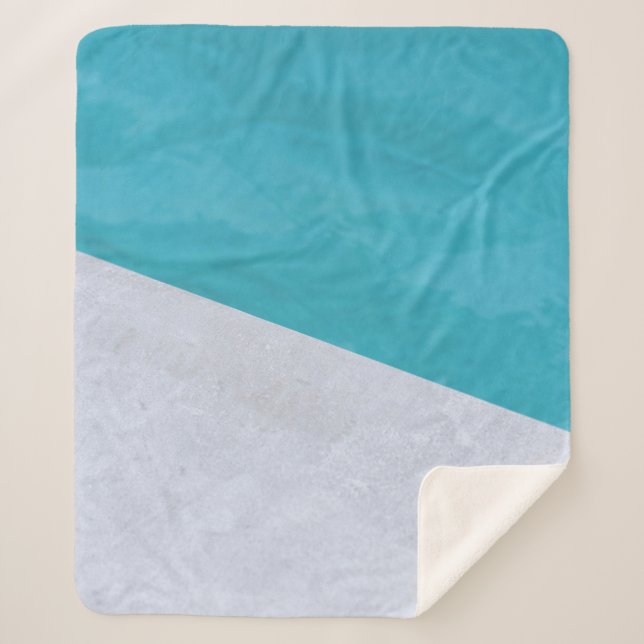 Der leere graue Boden am Pool Sherpadecke (Vorderseite)