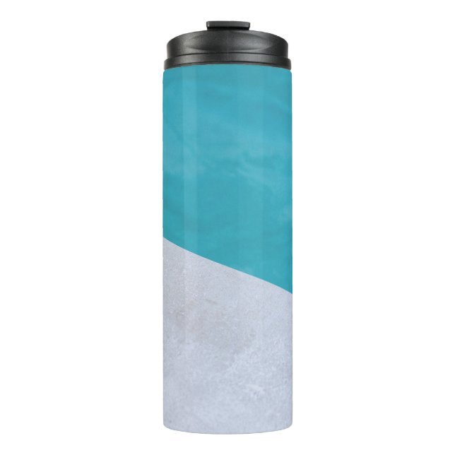 Der leere graue Boden am Pool Thermosbecher (Vorderseite)