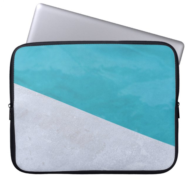 Der leere graue Boden neben dem Pool Laptopschutzhülle (Vorderseite)