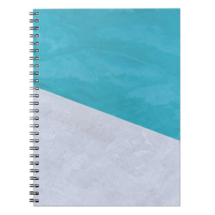 Der leere graue Boden neben dem Pool Notizblock