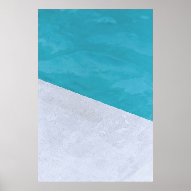 Der leere graue Boden neben dem Pool Poster (Vorne)