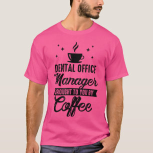 Der Leiter des Zahnarztes, der Ihnen mit dem Kaffe T-Shirt