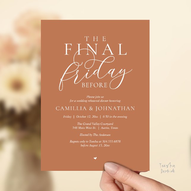 “Der letzte Freitag vor” Romantisches Probedinner Einladung (“The Final Friday Before” Romance Rehearsal Dinner Invitation Card in Copper Brown Terracotta)
