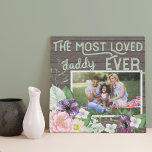 Der liebste Papa je - Rustikales Foto Künstlicher Leinwanddruck<br><div class="desc">Charmante Foto-Leinwand für Ihren Vater - ideal zum Geburtstag oder Geburtstag. Die Vorlage ist Set für Sie bereit, um Ihr eigenes Foto und Sie können auch bearbeiten "daddy" zu Ihrem bevorzugten Titel (dh. Papa, Vater etc.), wenn Sie möchten. Dieses Aquarell-Blumendesign besticht durch einen rustikalen, dunklen Holzhintergrund mit Blume und wilden...</div>