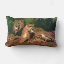 Der Löwe bei der Zuhause (mit Lioness und Löwenjun