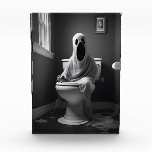 Der lustige Geist sitzt auf der Toilette Fotoblock