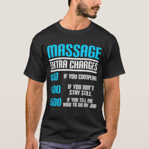 Der lustige Massagetherapeut wird zusätzlich mit L T-Shirt