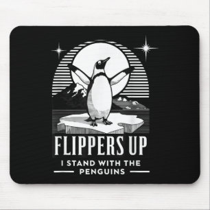 Der lustige Pinguin zieht mich hoch und steht mit  Mousepad