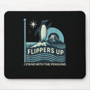 Der lustige Pinguin zieht mich hoch und steht mit  Mousepad