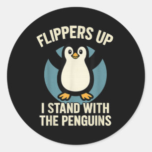 Der lustige Pinguin zieht mich hoch und steht mit Runder Aufkleber