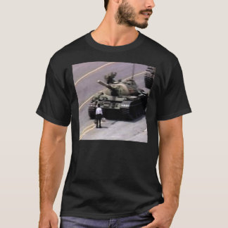 Der Mann gegen den klassischen Panzer-T - Shirt
