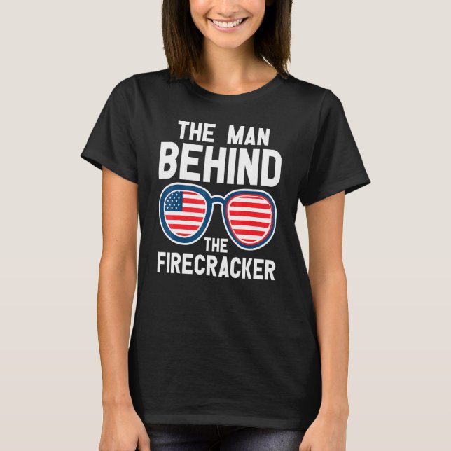 Der Mann hinter dem Firecracker 4. Juli Indepen T-Shirt (Vorderseite)