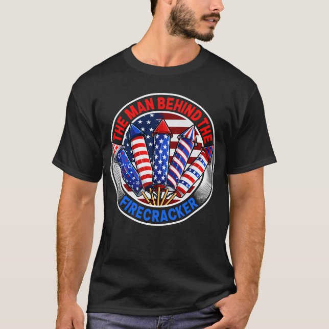 Der Mann hinter dem Firecracker New Dad 4. Juli T-Shirt (Vorderseite)