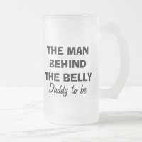 Der Mann hinter der Bauchbier-Tasse, damit der