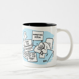 Der Marketing Manager wird auf einem Verkaufspunkt Zweifarbige Tasse