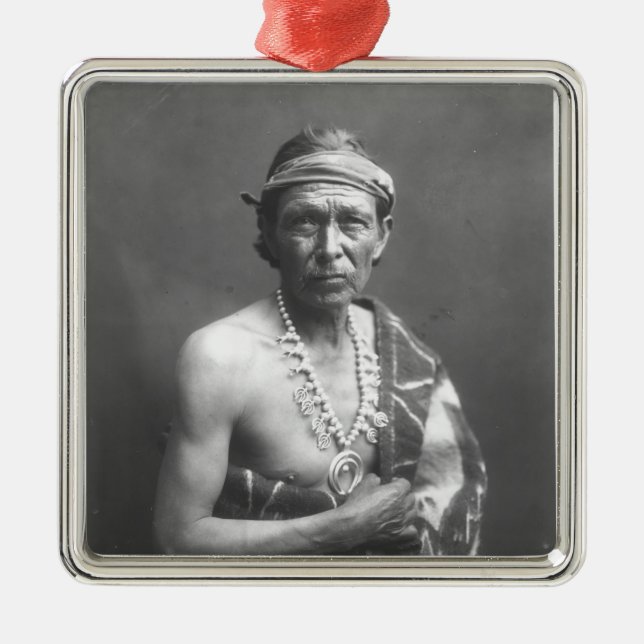 Der Medizin-Mann, c.1915 Silbernes Ornament (Vorne)