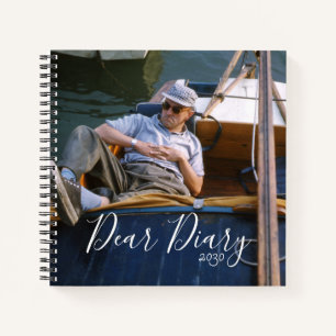 Der Mensch entspannt sich auf einem Boot Mitte des Notizbuch