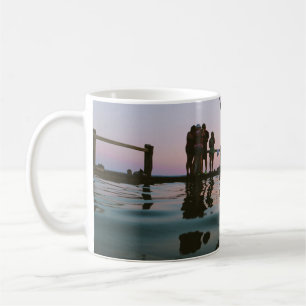 Der Mensch springt mitten in die Luft auf dem Wass Kaffeetasse