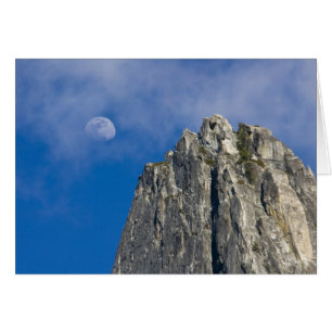 Der Mond erhebt sich und scheint durch die Wolken