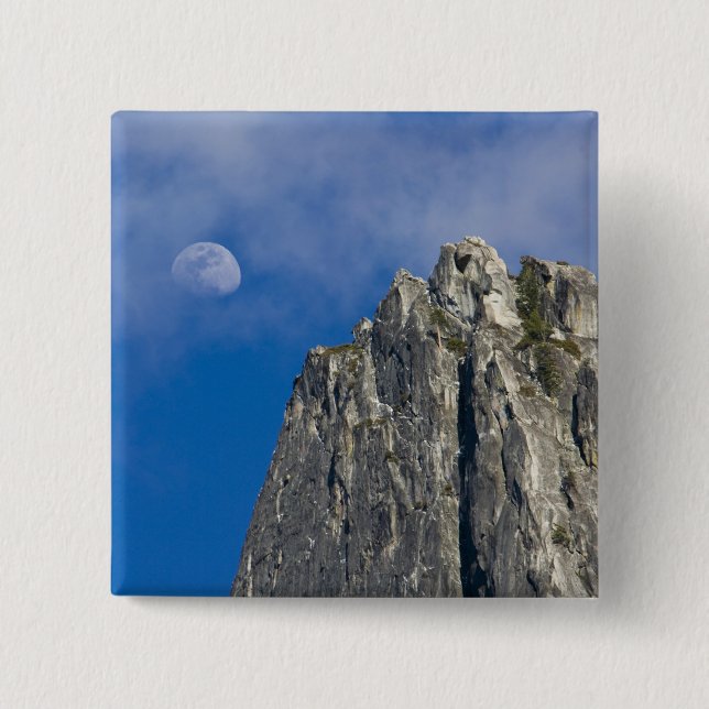 Der Mond erhebt sich und scheint durch die Wolken Button (Vorderseite)