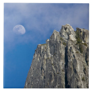 Der Mond erhebt sich und scheint durch die Wolken Fliese