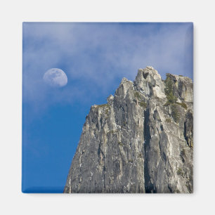 Der Mond erhebt sich und scheint durch die Wolken Magnet