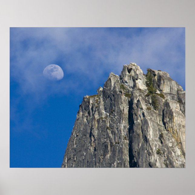 Der Mond erhebt sich und scheint durch die Wolken Poster (Vorne)