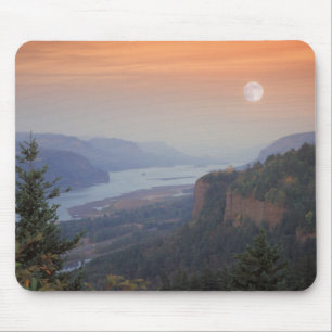 Der Mond hängt am Himmel über dem Vista Mousepad
