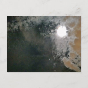 Der Mond pinkelt durch den wolkigen nächtlichen Hi Postkarte