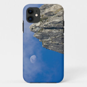 Der Mond steigt auf und scheint durch die Wolken iPhone 11 Hülle