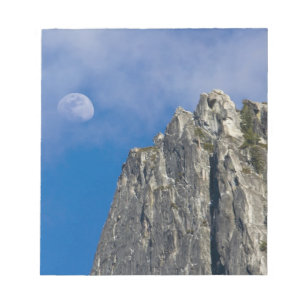 Der Mond steigt auf und scheint durch die Wolken Notizblock