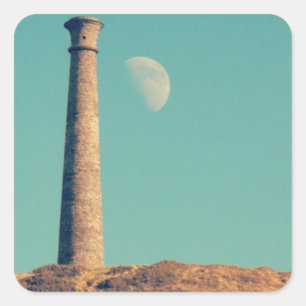 Der Mond und ein Turm: Aberystwyth Quadratischer Aufkleber