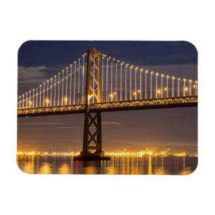 Der Moonrise heute Abend über der Bucht-Brücke Magnet