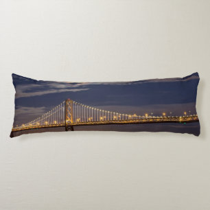 Der Moonrise heute Abend über der Bucht-Brücke Seitenschläferkissen