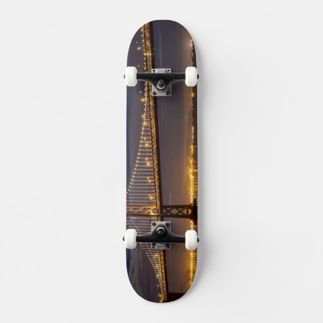 Der Moonrise heute Abend über der Bucht-Brücke Skateboard (Vorderseite)