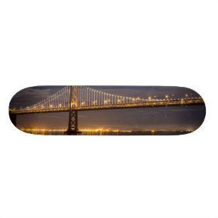 Der Moonrise heute Abend über der Bucht-Brücke Skateboard