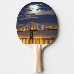 Der Moonrise heute Abend über der Bucht-Brücke Tischtennis Schläger