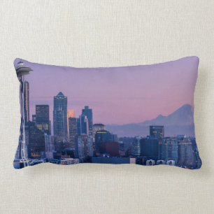 Der Mount Rainier im Hintergrund Lendenkissen