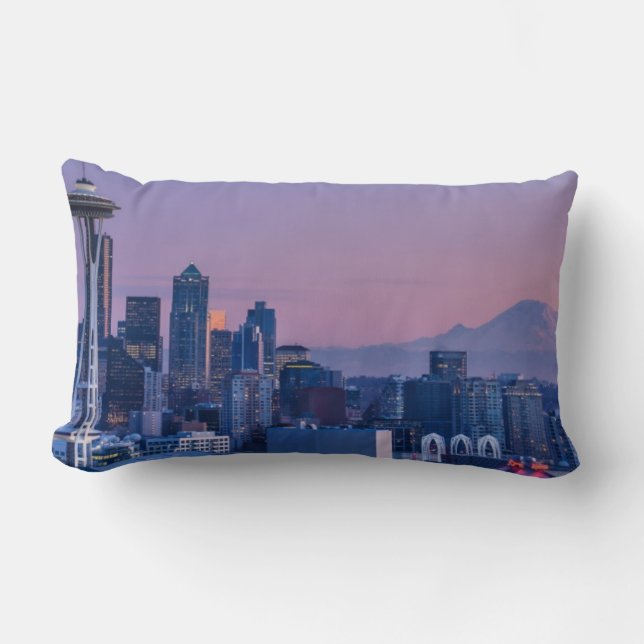 Der Mount Rainier im Hintergrund Lendenkissen (Vorderseite)