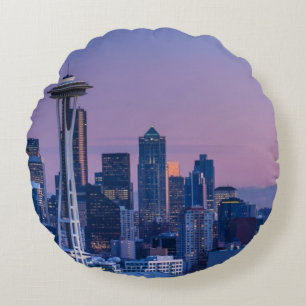 Der Mount Rainier im Hintergrund Rundes Kissen