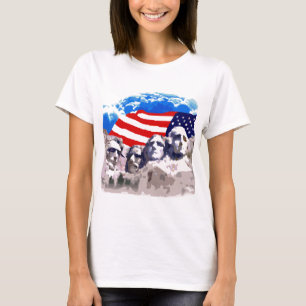 Der Mount Rushmore mit amerikanischer Flagge T-Shirt