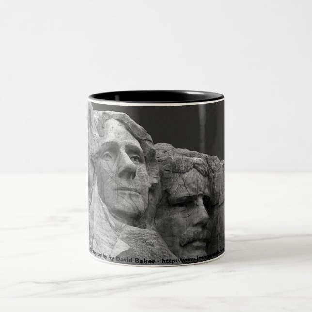 Der Mount Rushmore Zweifarbige Tasse (Mittel)