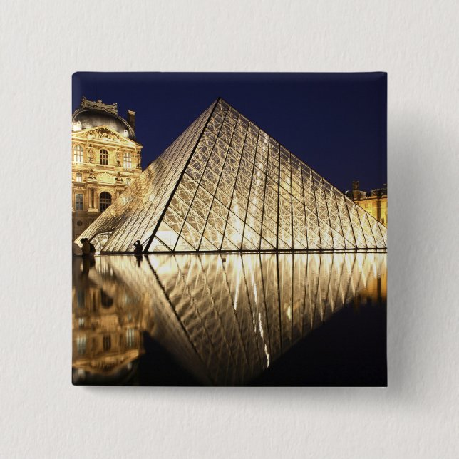 Der nächtliche Ausblick auf die gläserne Pyramide  Button (Vorderseite)