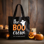 Der Name der Boo-Crew Halloween Black Orange<br><div class="desc">Moderne,  auf Halloween-Süßigkeiten abgestimmte Totbeutel-Gestaltung mit dem Text "The Boo Crew" in orangefarbenen und weißen Buchstaben mit einem kleinen Geisterakzent. Bestellen Sie die Mitglieder Ihrer Crew. Personalisieren Sie das benutzerdefinierte Monogramm mit einem individuellen Namen oder Familiennamen.</div>