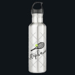 Der Name des Tennis-Skripts ist individuell Edelstahlflasche<br><div class="desc">Silber und Schwarz personalisierte Edelstahlflasche mit einem Tennisschläger-Monogramm in einem eleganten und niedlichen Kalligraphie-Script-Schriftart mit einem subtilen Netzmuster-Hintergrund.</div>