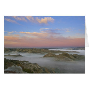 Der Nebel aus dem Little Missouri-Fluss hängt im