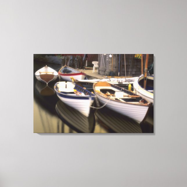 Der Nebel umgibt vier Boote, die angedockt sind. Leinwanddruck (Vorderseite)